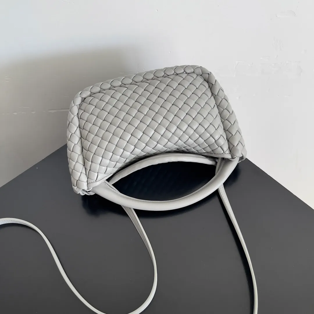 Batch 1760 BOTTEGA VENETA's new mini COBBLE bag. This season's mini Cobble series brings a new style of handbag. The body of the bag resembles the shape of a "Yuanbao", giving you good luck throughout autumn and winter! This Yuanbao bag is made of three pieces of quilted cotton and has an unlined body, showing its quiet power. The bag is carefully designed to create a three-dimensional look. The joints and edges are decorated with lambskin strips to create a sense of simplicity. The handbag is not lined, so you can directly appreciate the consistent lambskin on the outside and inside. It is beautiful both inside and outside. The top handle of this handbag is made of leather-wrapped rope and is quite sturdy. The detachable shoulder strap is secured by a leather buckle inside the bag. Can be carried by hand, carried on the shoulder or cross-body, very easy to match! Style number: 805739 Size: 23*11*8cm